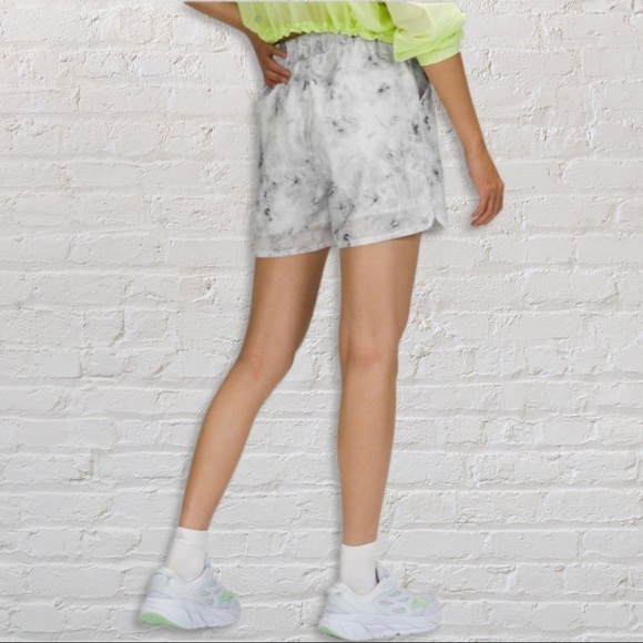 Lululemon flat front relaxed short 4.5” size: 2 - Picture 3 of 6